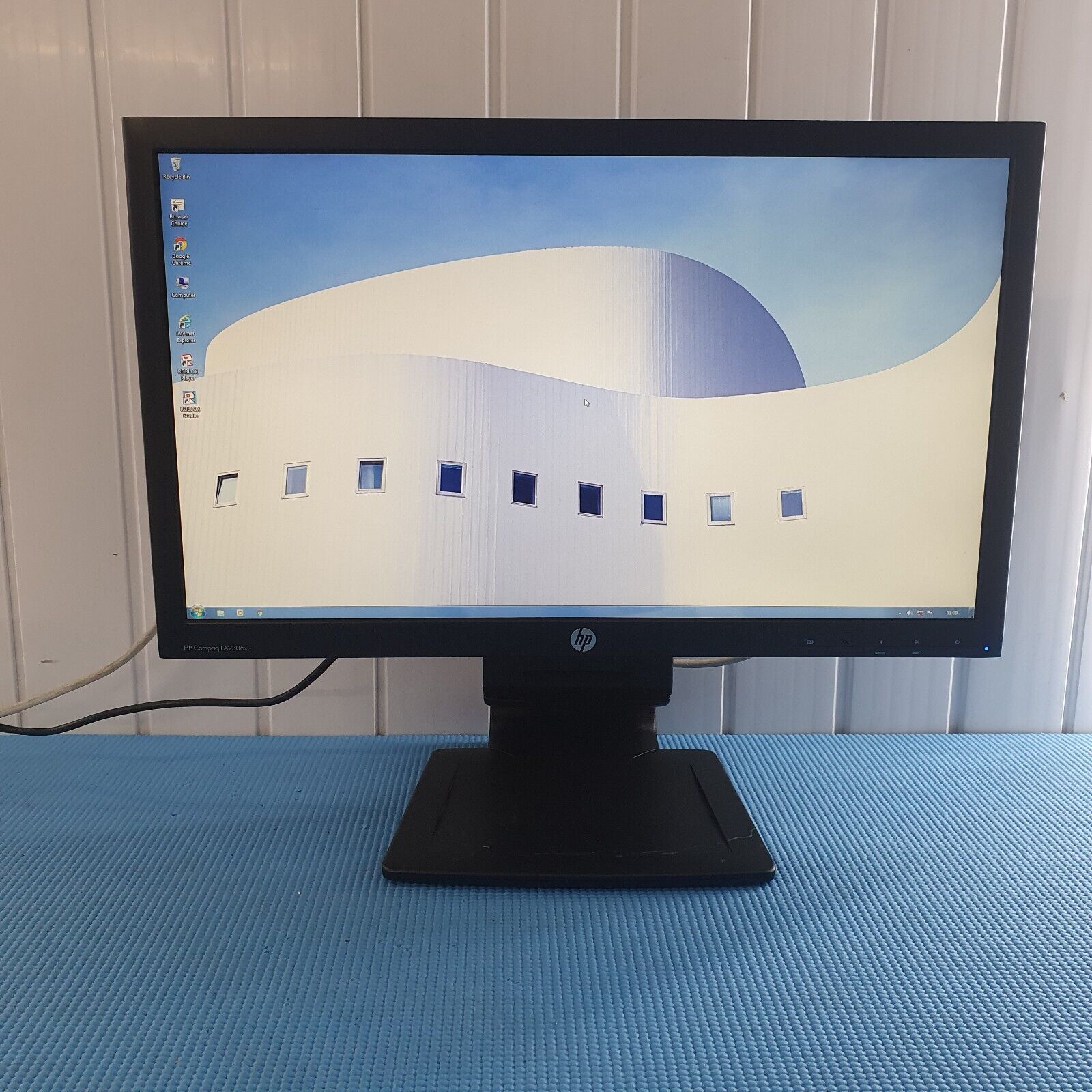 DUAL HP COMPAQ LA2306x 23" 1920x1080 MONITOR DVI VGA - 360° STAND