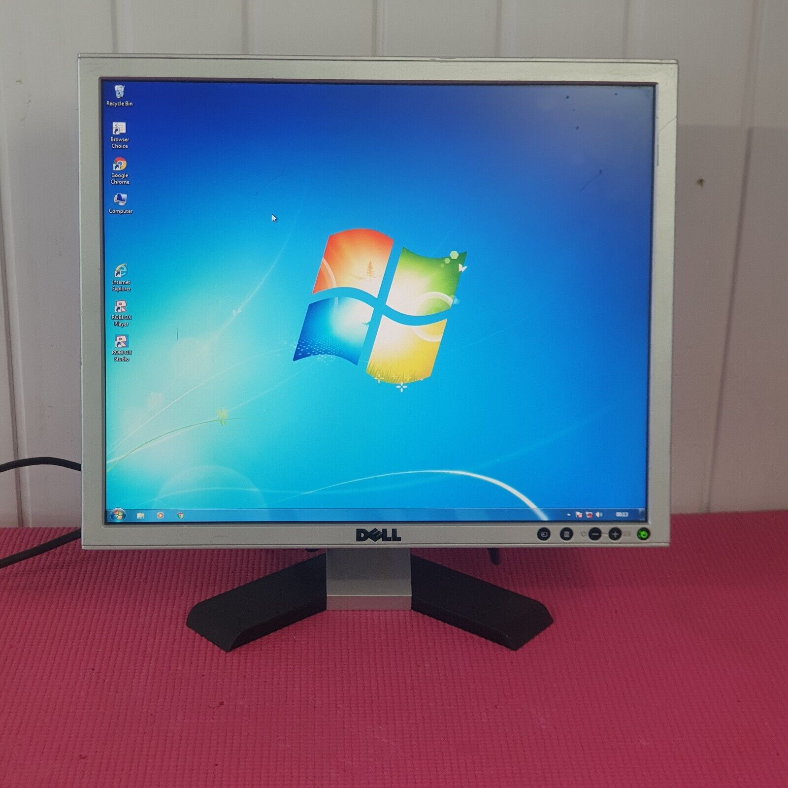 DELL 1908FPT 19" 1280 x 1024 LCD MONITOR VGA WITH STAND