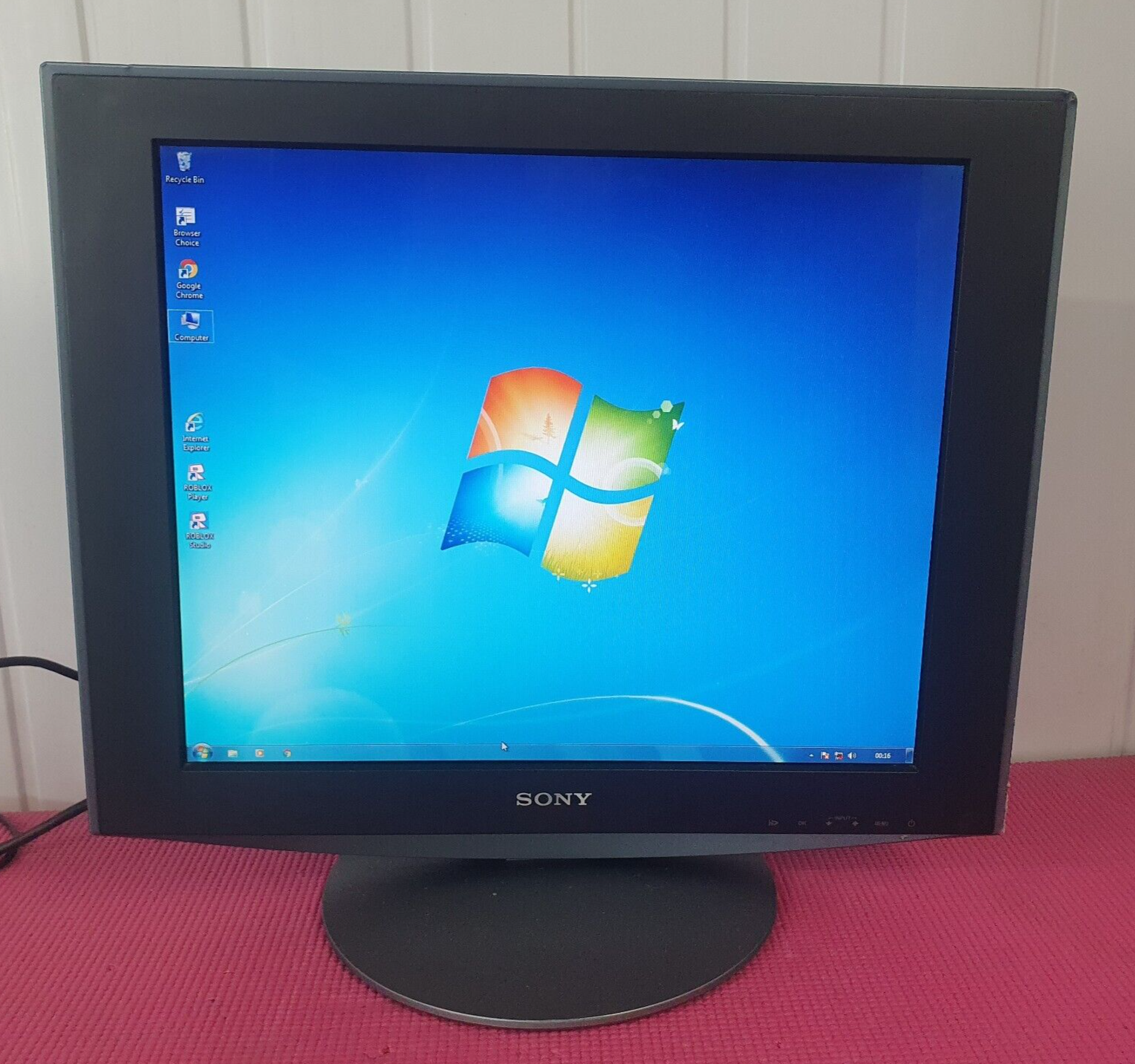 SONY SDM-HS94P 19" 1280 x 1024 LCD MONITOR VGA WITH STAND