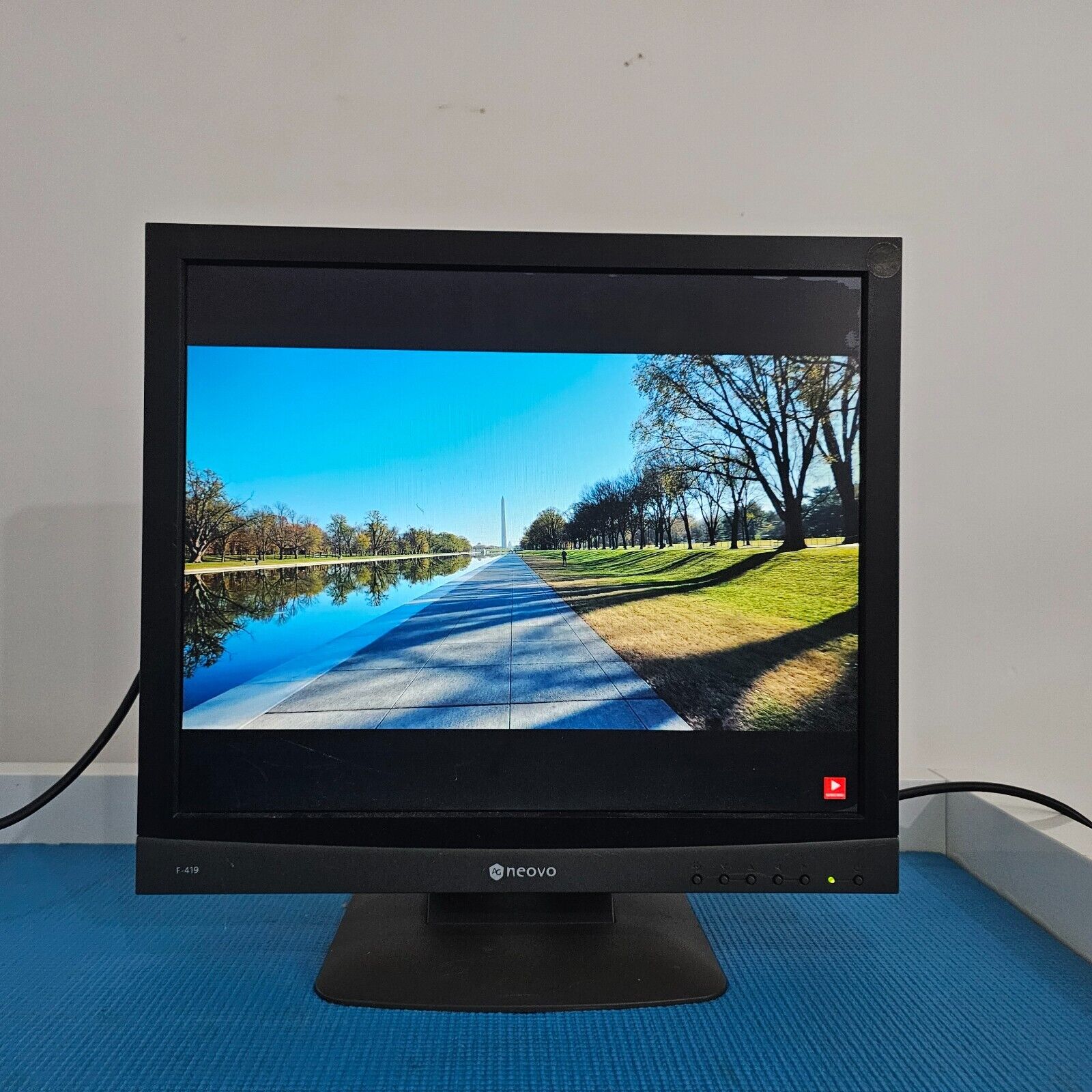 AG NEOVO F-419 19" 1280x1024 MONITOR VGA WITH STAND & POWER CABLE